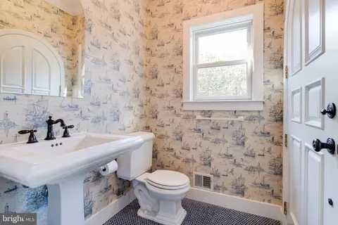 Bath - 552 Broadwater Rd, Arnold, MD 21012 photo 1 of 4