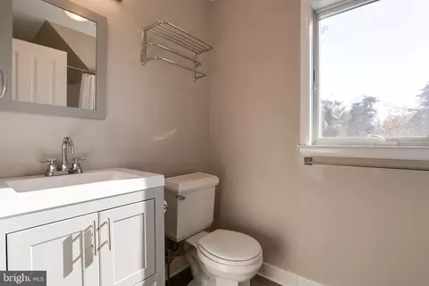 Bath - 552 Broadwater Rd, Arnold, MD 21012 photo 3 of 4