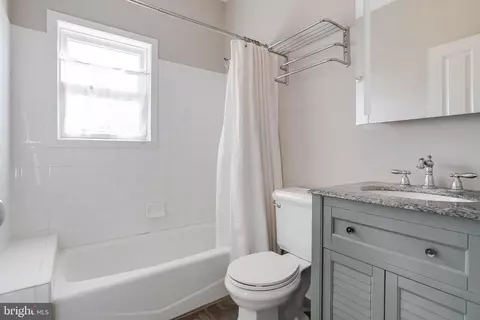 Bath - 552 Broadwater Rd, Arnold, MD 21012 photo 2 of 4