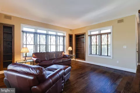 Living - 552 Broadwater Rd, Arnold, MD 21012 photo 3 of 8