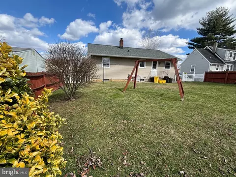 8436 Geneva Rd, Pasadena, MD 21122 photo 4