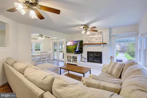 Living - 202 Kirchner Ct, Annapolis, MD 21401 photo 1 of 10
