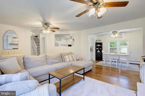 Living - 202 Kirchner Ct, Annapolis, MD 21401 photo 4 of 10