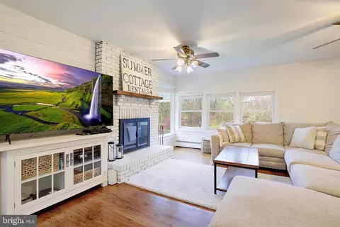 Living - 202 Kirchner Ct, Annapolis, MD 21401 photo 3 of 10