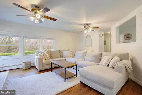 Living - 202 Kirchner Ct, Annapolis, MD 21401 photo 2 of 10