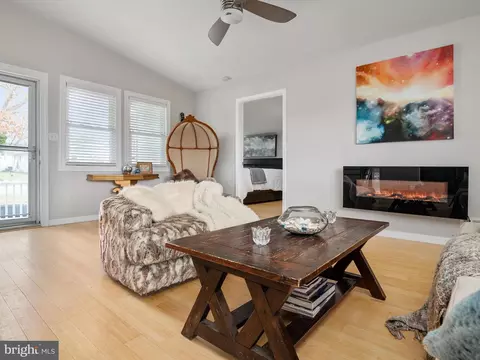 Living - 400 Stewart Ave, Arnold, MD 21012 photo 1 of 3