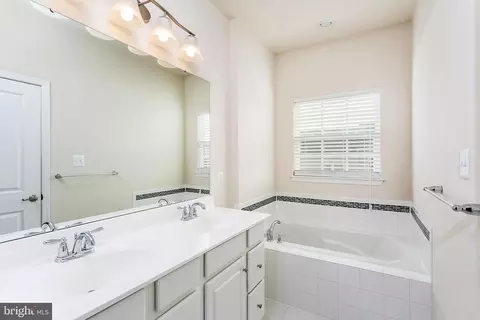Bath - 1708 Spanish Oak Ct, Hanover, MD 21076 photo 2 of 4