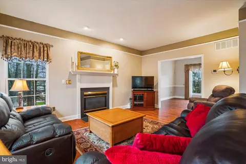 Living - 507 Nectar Ct, Odenton, MD 21113 photo 2 of 4