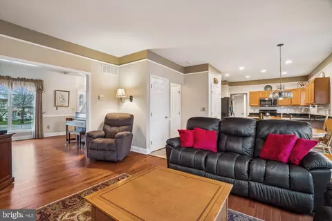 Living - 507 Nectar Ct, Odenton, MD 21113 photo 3 of 4