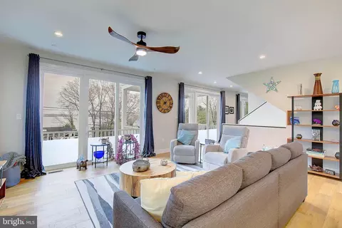 Living - 3541 S River Ter, Edgewater, MD 21037 photo 2 of 4