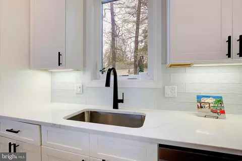 Kitchen - 3541 S River Ter, Edgewater, MD 21037 photo 6 of 7