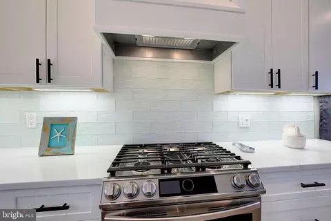 Kitchen - 3541 S River Ter, Edgewater, MD 21037 photo 7 of 7