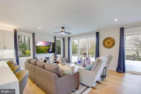 Living - 3541 S River Ter, Edgewater, MD 21037 photo 3 of 4