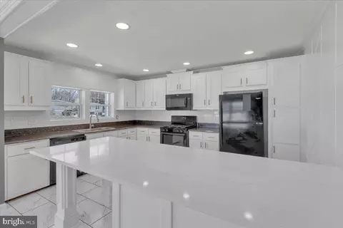 82 Edward Ln # B, Lothian, MD 20711