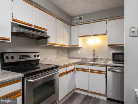 Kitchen - 8046 Abbey Ct #D, Pasadena, MD 21122 photo 1 of 2