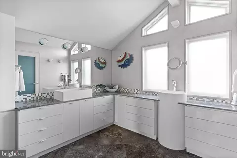 Bath - 302 First St, Annapolis, MD 21403 photo 2 of 2