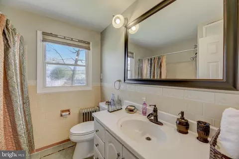 Bath - 124 Brent Rd, Arnold, MD 21012 photo 2 of 3