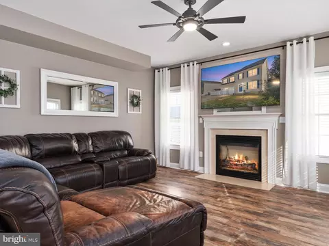 Living - 3731 3rd Ave, Edgewater, MD 21037 photo 1 of 1