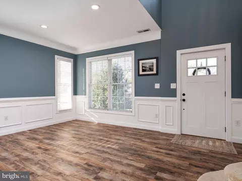 Entry Way - 3731 3rd Ave, Edgewater, MD 21037 photo 4 of 5