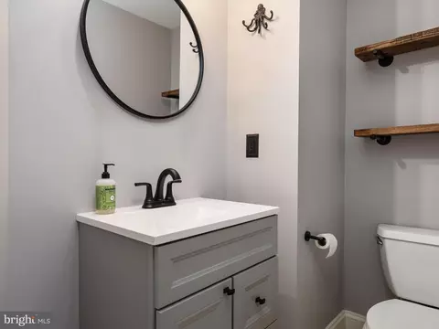 Bath - 3731 3rd Ave, Edgewater, MD 21037 photo 1 of 5