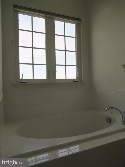 Bath - 1765 Compton Ct, Hanover, MD 21076 photo 3 of 4