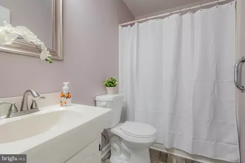 Bath - 890 Chestnut Tree Dr, Annapolis, MD 21409 photo 5 of 6