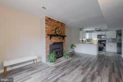 Living - 890 Chestnut Tree Dr, Annapolis, MD 21409 photo 2 of 8