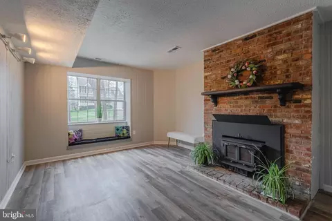 Living - 890 Chestnut Tree Dr, Annapolis, MD 21409 photo 1 of 8