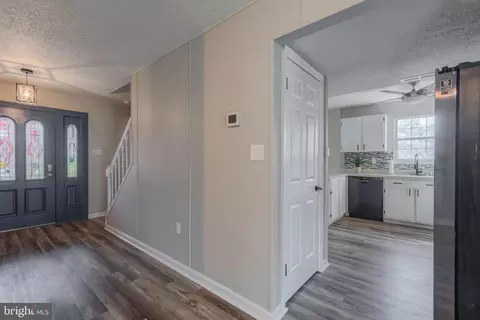 Entry Way - 890 Chestnut Tree Dr, Annapolis, MD 21409 photo 3 of 6