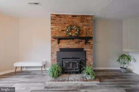Living - 890 Chestnut Tree Dr, Annapolis, MD 21409 photo 3 of 8