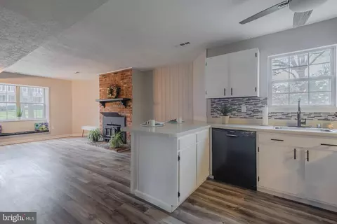 Kitchen - 890 Chestnut Tree Dr, Annapolis, MD 21409 photo 3 of 6