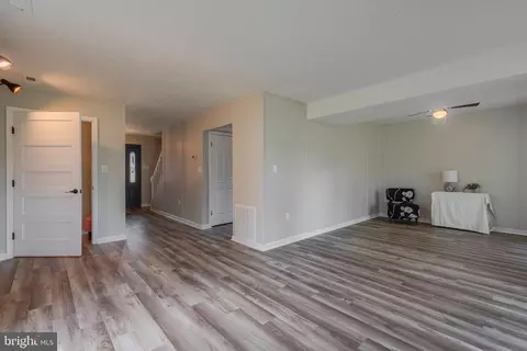 Living - 890 Chestnut Tree Dr, Annapolis, MD 21409 photo 6 of 8