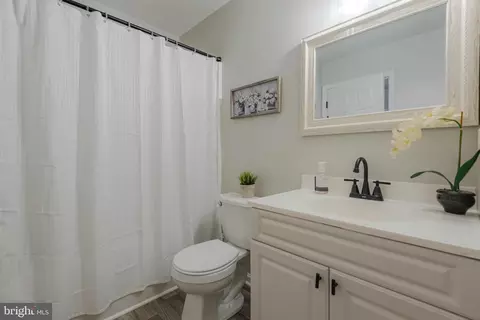 Bath - 890 Chestnut Tree Dr, Annapolis, MD 21409 photo 4 of 6