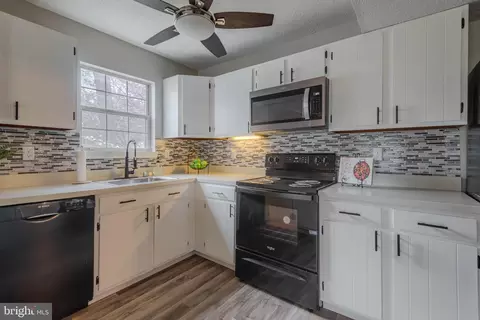 Kitchen - 890 Chestnut Tree Dr, Annapolis, MD 21409 photo 2 of 6
