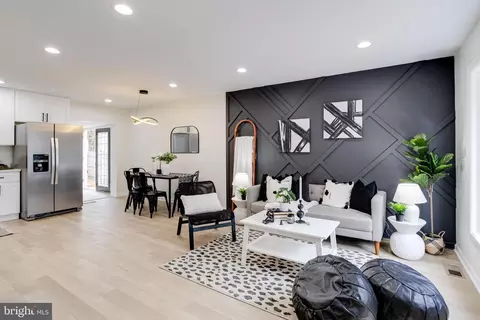 Living - 271 Whitaker Rd, Pasadena, MD 21122 photo 2 of 5