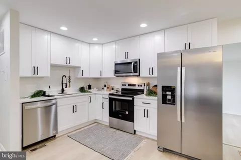 Kitchen - 271 Whitaker Rd, Pasadena, MD 21122 photo 3 of 4