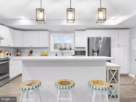 Kitchen - 7937 Belhaven Ave, Pasadena, MD 21122 photo 7 of 9