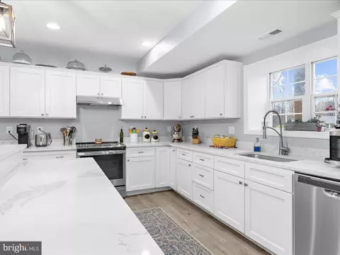 Kitchen - 7937 Belhaven Ave, Pasadena, MD 21122 photo 3 of 9