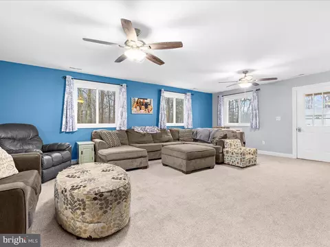 Living - 7937 Belhaven Ave, Pasadena, MD 21122 photo 3 of 4