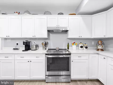 Kitchen - 7937 Belhaven Ave, Pasadena, MD 21122 photo 4 of 9