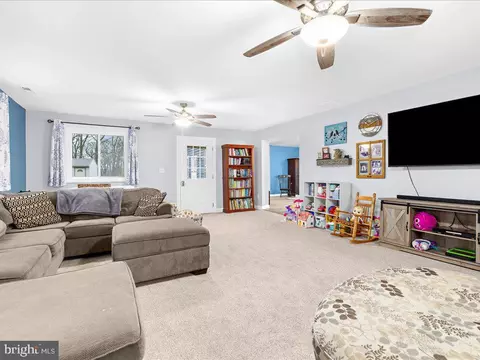 Living - 7937 Belhaven Ave, Pasadena, MD 21122 photo 1 of 4
