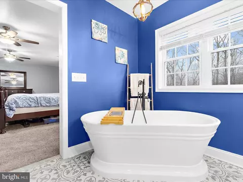 Bath - 7937 Belhaven Ave, Pasadena, MD 21122 photo 4 of 7