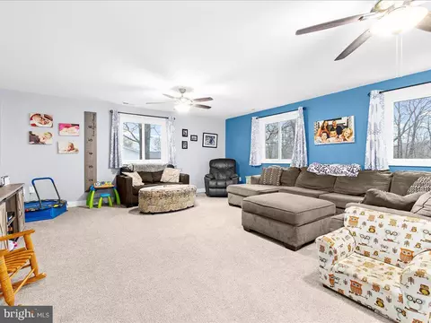 Living - 7937 Belhaven Ave, Pasadena, MD 21122 photo 2 of 4