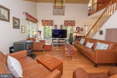 Living - 1601 Michael Ryan Ct, Pasadena, MD 21122 photo 6 of 12