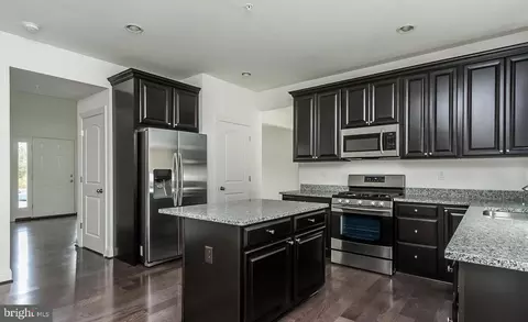8014 Leeland Dr, Pasadena, MD 21122 photo 2