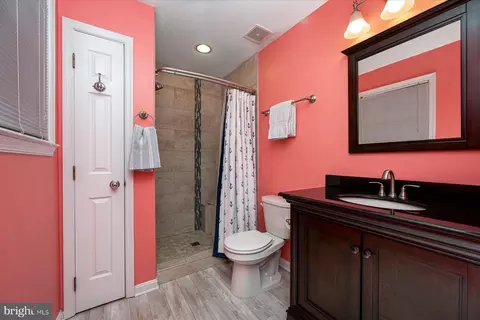 Bath - 3651 6th Ave, Edgewater, MD 21037 photo 2 of 3
