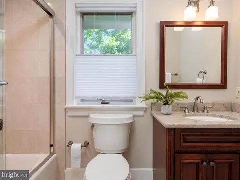 Bath - 823 Coachway, Annapolis, MD 21401 photo 2 of 5