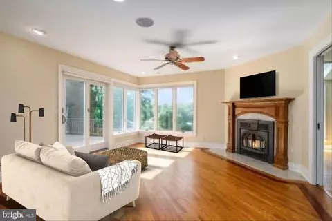 Living - 823 Coachway, Annapolis, MD 21401 photo 3 of 11