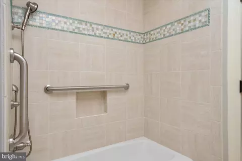 Bath - 823 Coachway, Annapolis, MD 21401 photo 4 of 5
