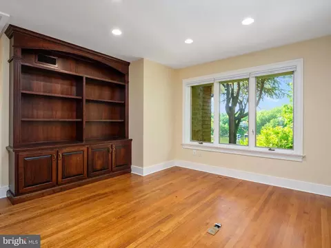 Living - 823 Coachway, Annapolis, MD 21401 photo 6 of 11